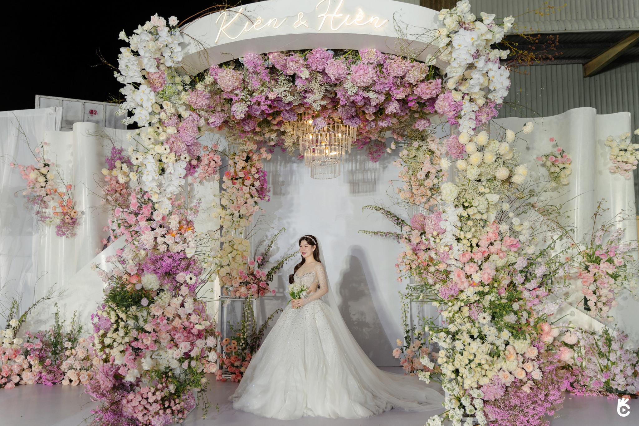 ellyluxurywedding-ellywedding-trang trí sân khấu đám cưới bằng bong bóng-hoa tươi thay thế